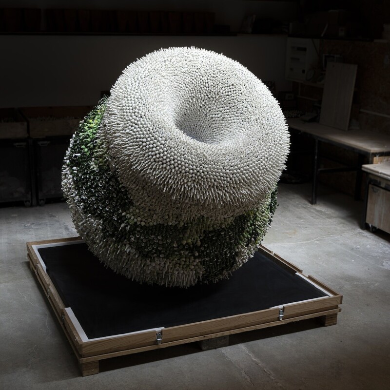 Художник сделал огромную скульптуру из 70 тысяч ваз