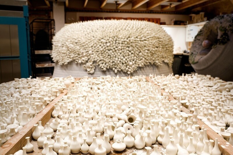 Художник сделал огромную скульптуру из 70 тысяч ваз