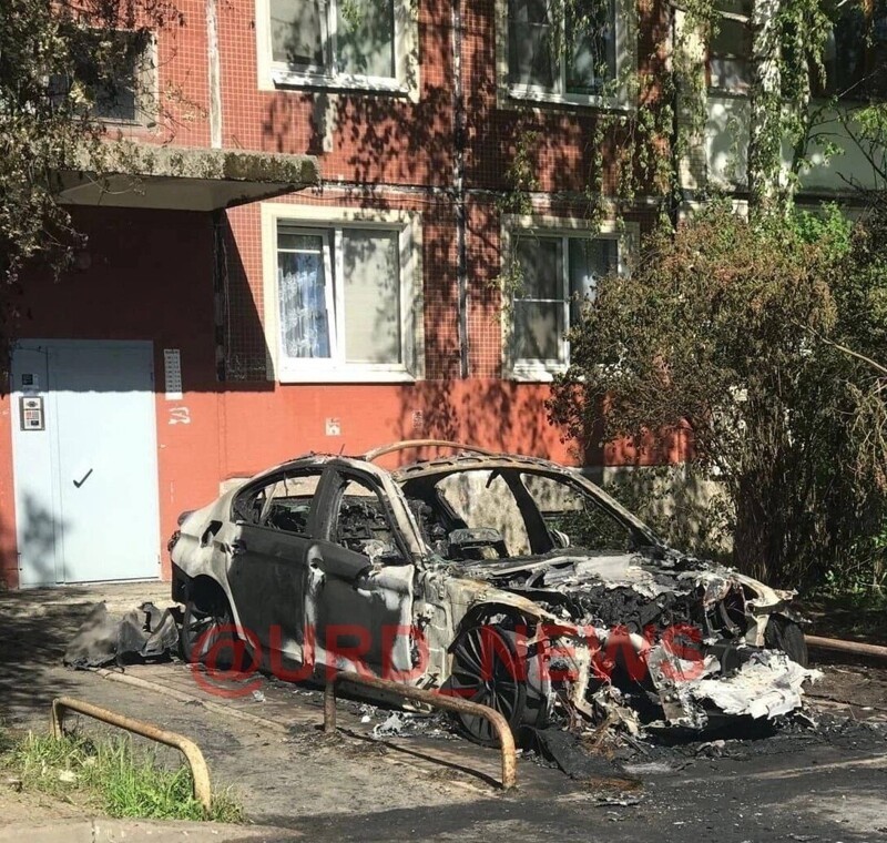 Отомстил за парковку: в Питере сгорел BMW, подпирающий дверь подъезда