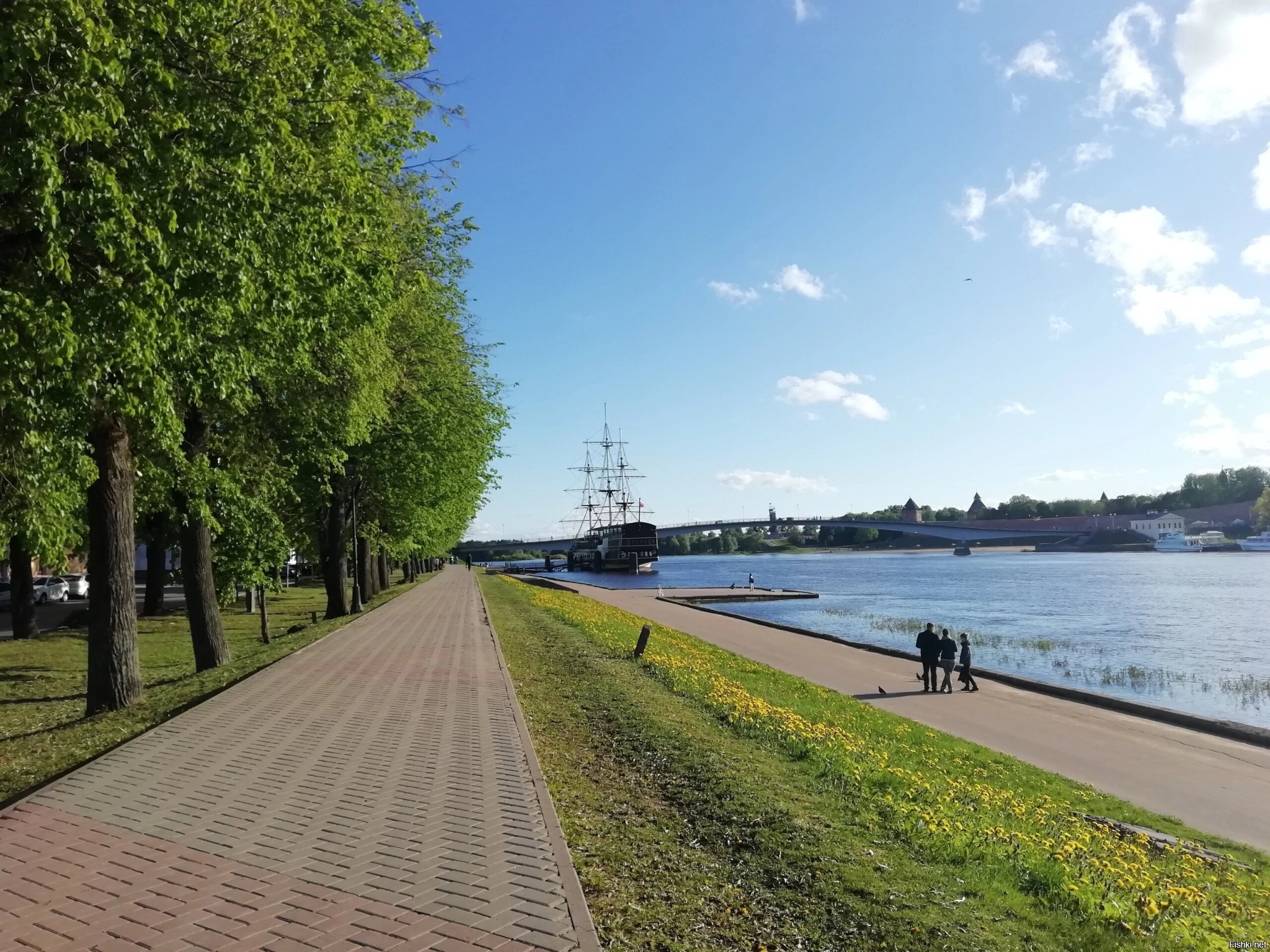 Прогулка по набережной Волхова в Великом Новгороде