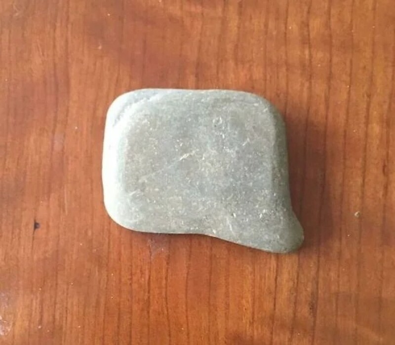 "Этот камень, который я нашел на пляже, выглядит как окошко с сообщением"