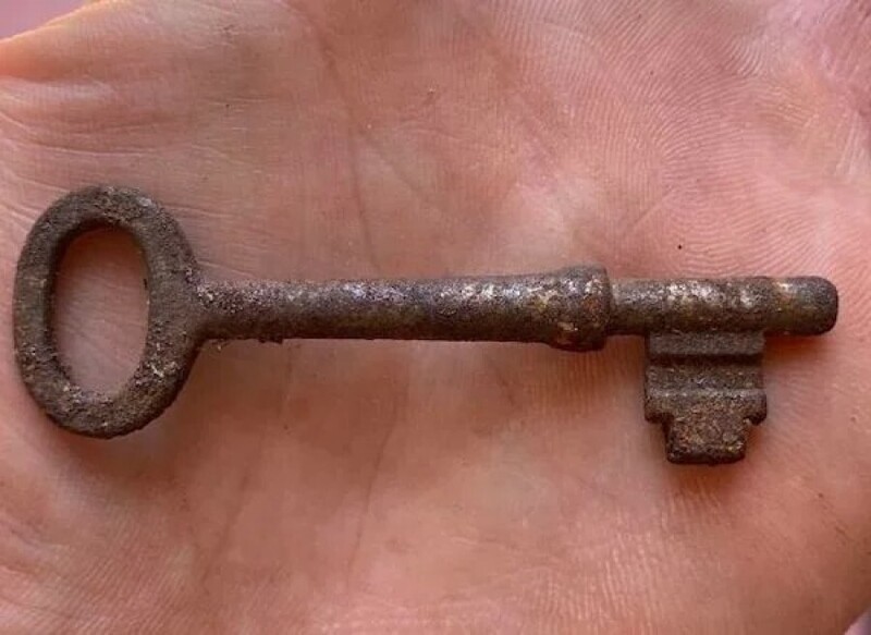 "А я обнаружил этот ключ, разбирая почти 100-летний дом"