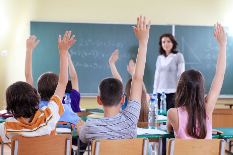 «Учителя получают меньше кассира!»: Сергей Безруков раскритиковал систему образования в РФ