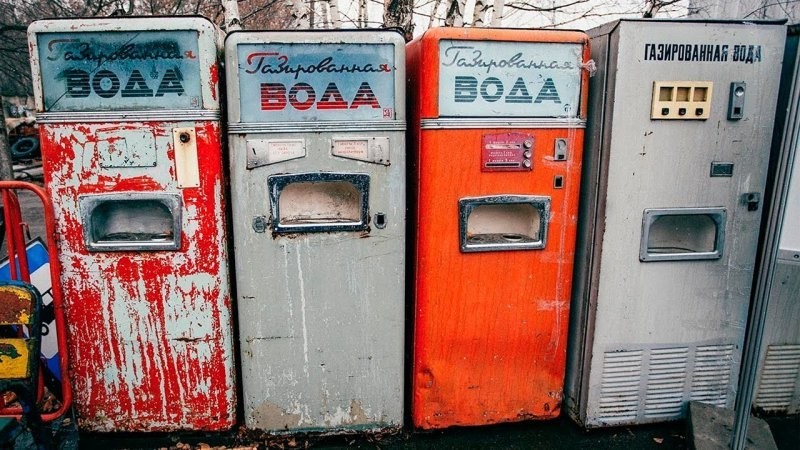 Советские автоматы с газировкой: общий стакан и никаких эпидемий