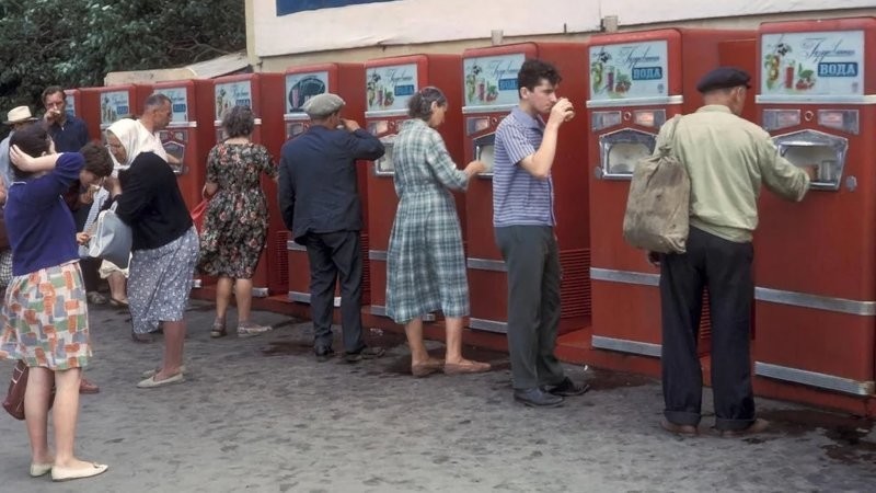 Советские автоматы с газировкой: общий стакан и никаких эпидемий