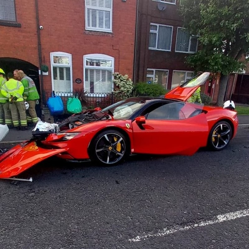 В Великобритании водитель гиперкара Ferrari протаранил пять припаркованных автомобилей и убежал с места ДТП