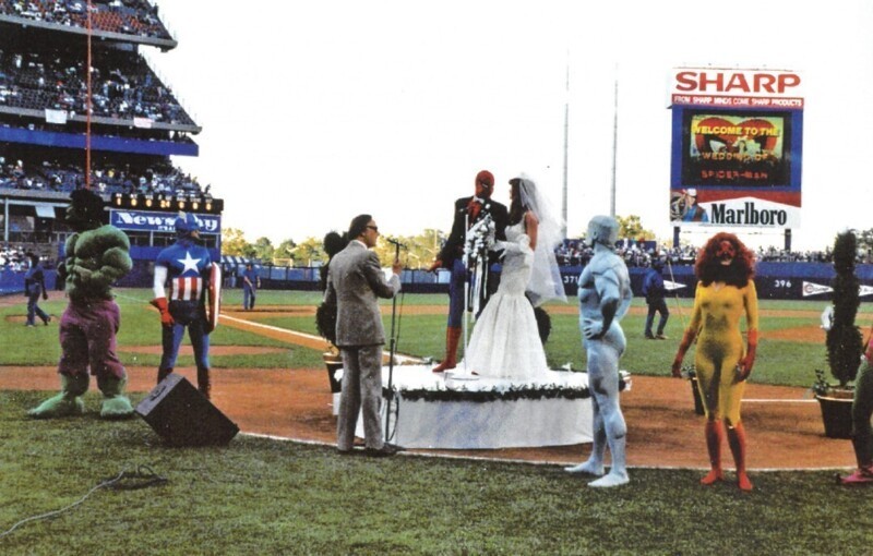 21. Когда Человек-паук женился на Мэри Джейн в 1987 году, Marvel провела публичную свадьбу с участием актеров, одетых как персонажи, а Стэн Ли провел свадебную церемонию