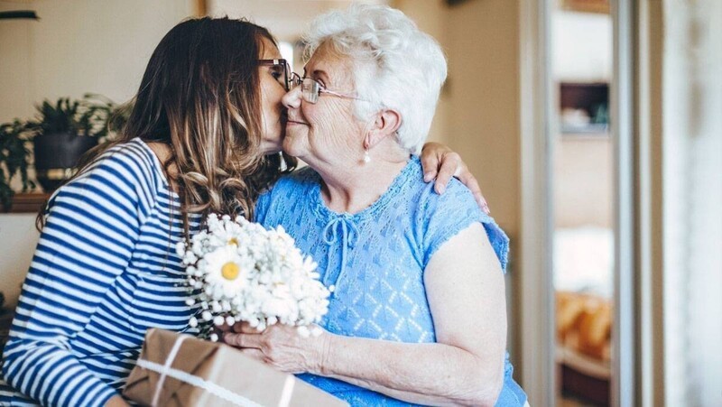 Подарок бабушке на юбилей 70 лет от внучки: идеи что подарить и как оформить (44 фото)