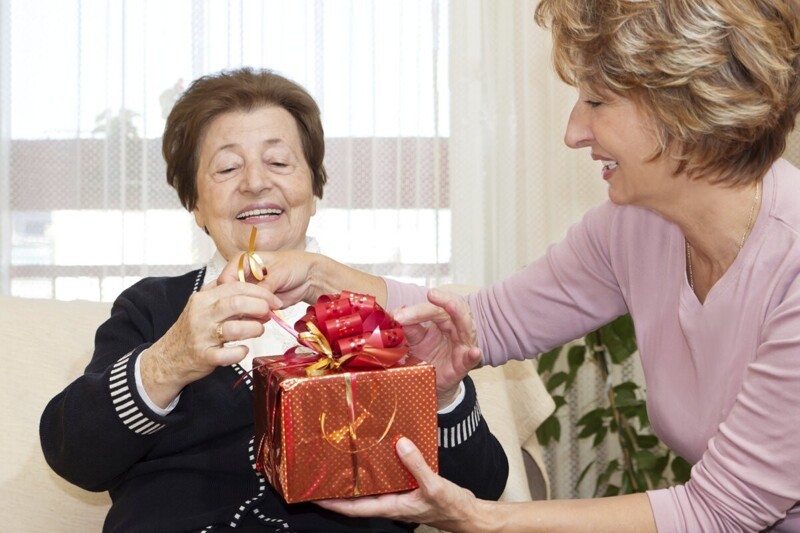 Что можно подарить бабушке на день рождения: идеи подарков