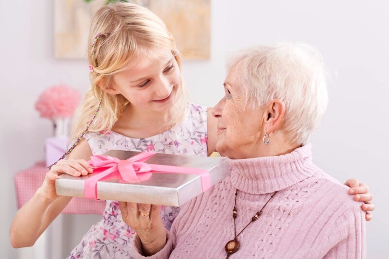 Что можно подарить бабушке: идеи подарков