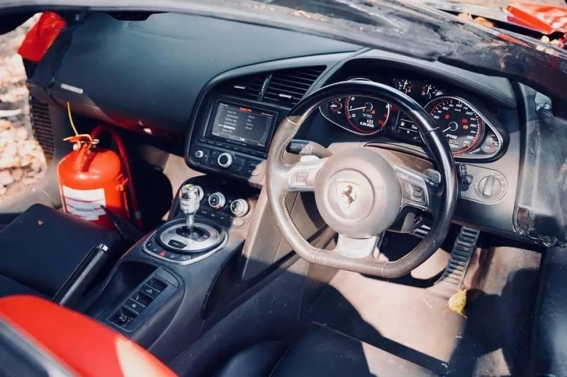 Идеальный Audi R8 испортили, чтобы сделать отвратительную копию Ferrari LaFerrari