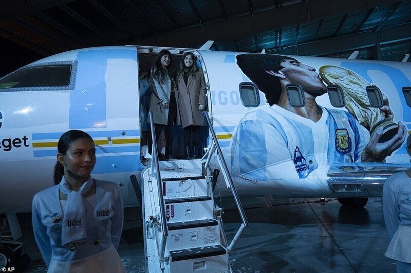 Аргентинцы посвятили Марадоне самолет