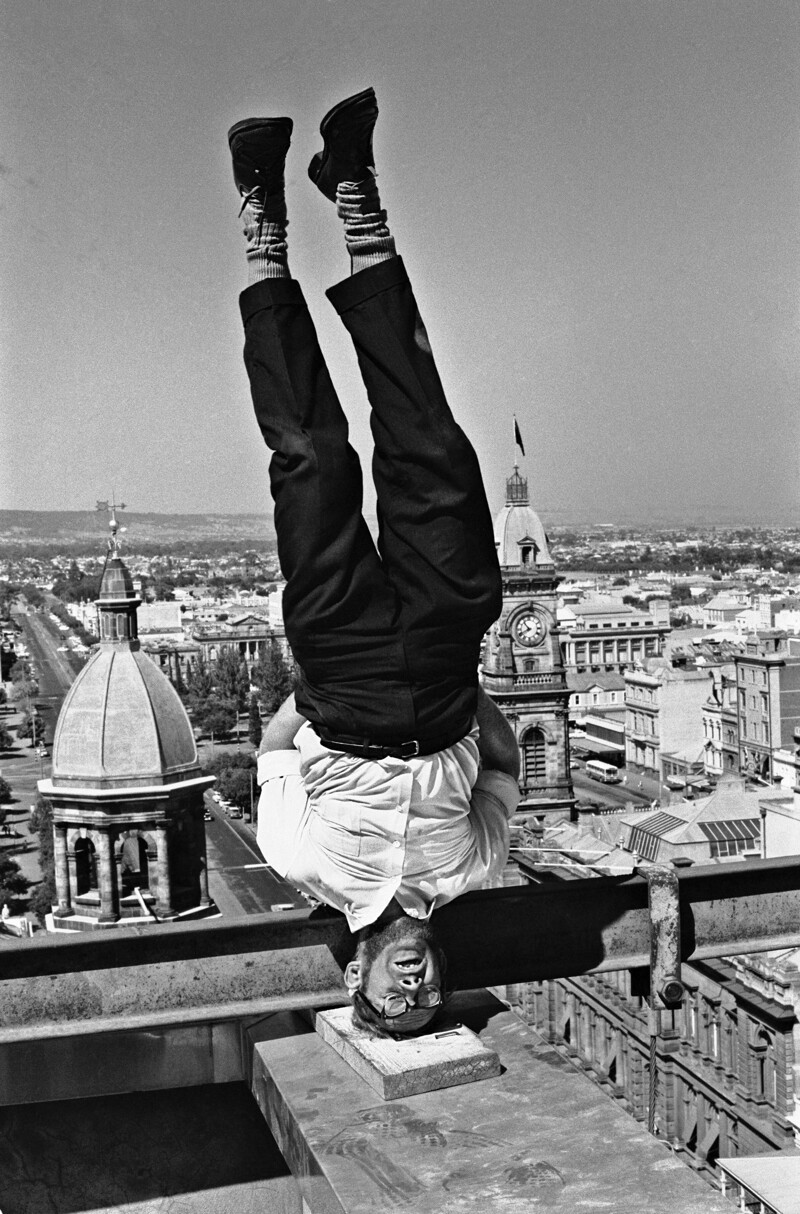 Человек по имени Ааге Педерсон балансирует на голове на крыше в Аделаиде, Австралия, 1965 год