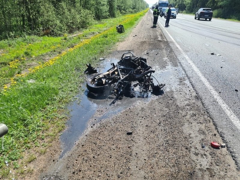 Авария дня. Огненное ДТП с мотоциклистом в Ленинградской области