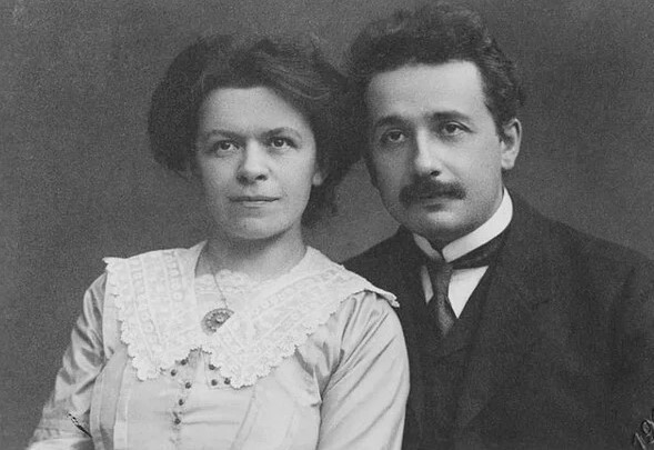 18. Брак Альберта Эйнштейна и Милевы Марич не ладился, и Эйнштейн оставил свою семью, переехал в Берлин и завязал отношения со своей кузиной Эльзой