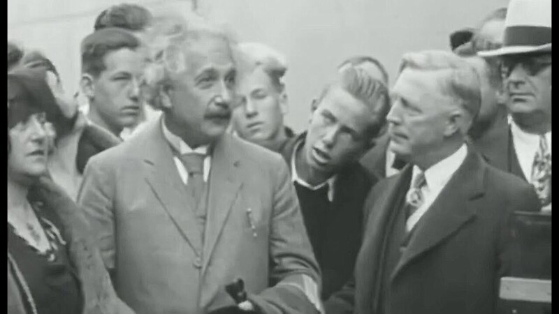 7. В 1921 году, когда Эйнштейн прибыл в Соединённые Штаты, его встретили «как героя» и приветствовали тысячи людей