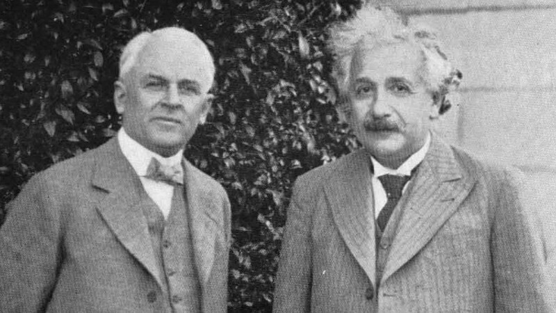 16. Роберту Милликену не нравились выводы Эйнштейна о свете, состоящем из частиц (фотонов), и он провёл тщательно спланированные эксперименты, чтобы опровергнуть их