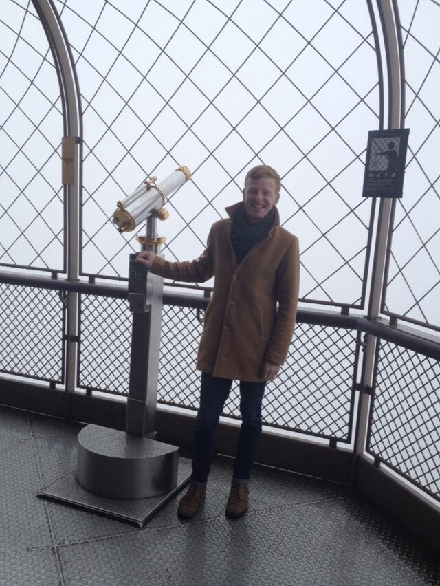 Поднялся на вершину Эйфелевой башни ради вида ... в туманный день
