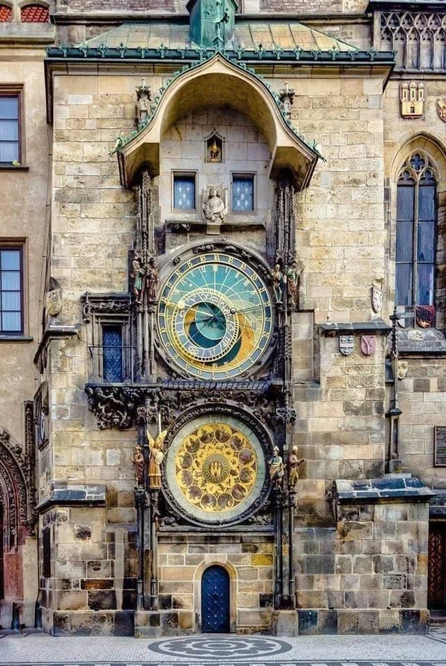 Это самые старые в мире функционирующие астрономические часы в Праге, им более 600 лет
