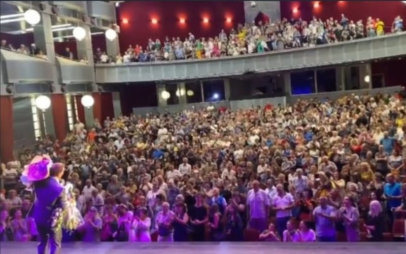 Как сыр в масле. Максим Галкин хвастается полным залом зрителей на концерте в Израиле