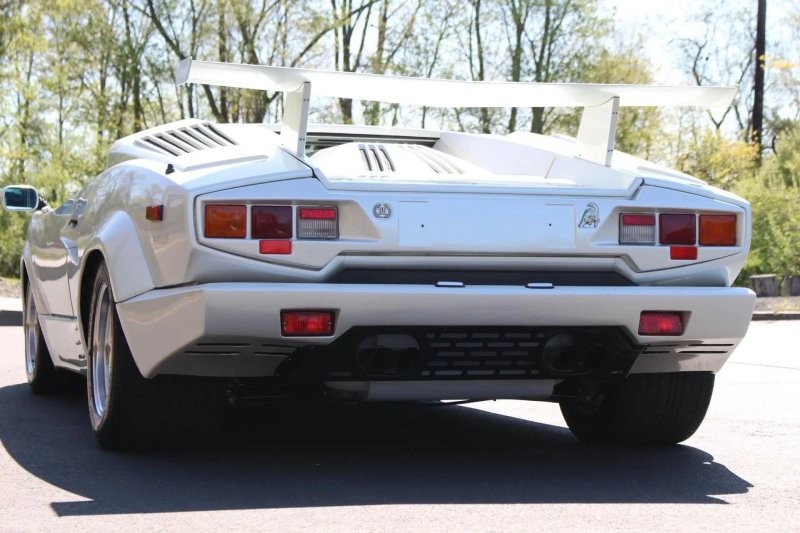 Великолепный Lamborghini Countach, выпущенный к 25-летию марки, выставлен на аукцион