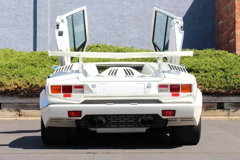Великолепный Lamborghini Countach, выпущенный к 25-летию марки, выставлен на аукцион