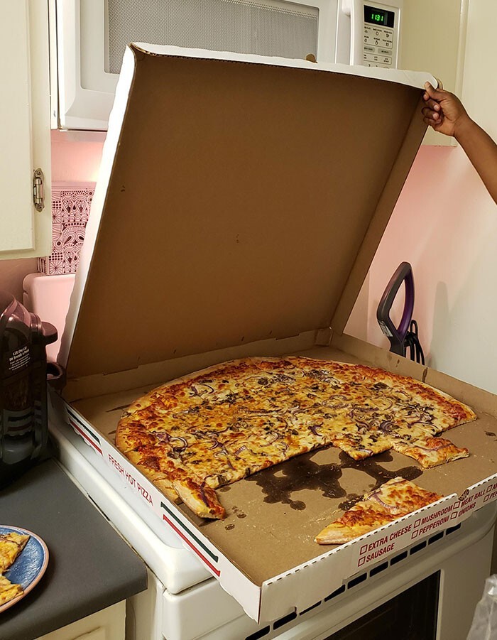 "Жена случайно заказала пиццу "чуть больше" стандартной для нас двоих"