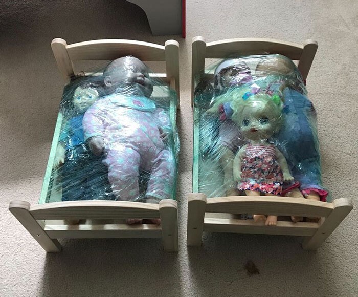 "Вот как моя жена упаковала куклы ребёнка перед переездом.."