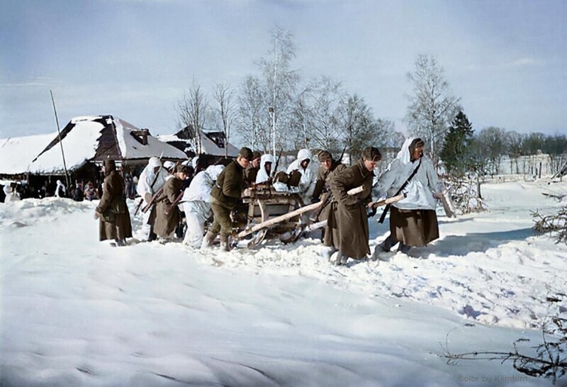 Красноармейцы тащат сани с раненными в госпиталь. Окрестности Можайска, январь 1942 год