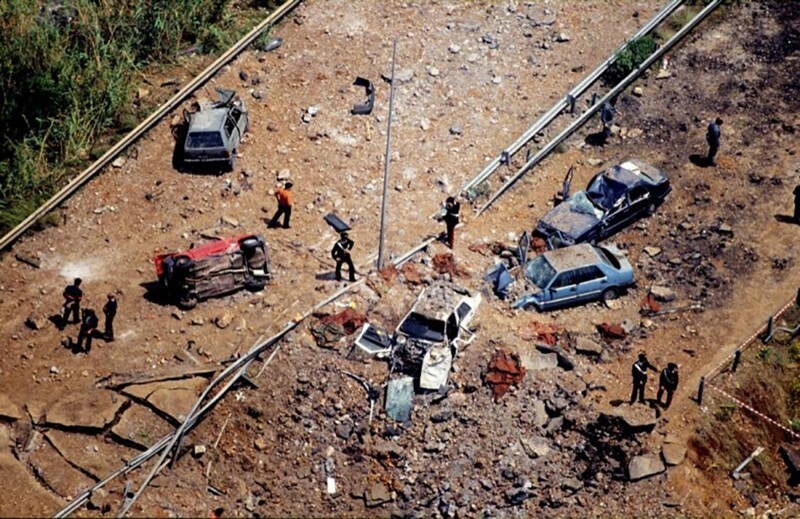 Вид на шоссе недалеко от Палермо(Сицилия, Италия) после того, как 23 мая 1992 года в результате взрыва бомбы погиб судья по борьбе с мафией Джованни Фальконе, его жена и трое полицейских