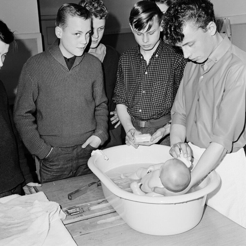 Подростки на уроке по уходу за детьми. Швеция, 1964 год