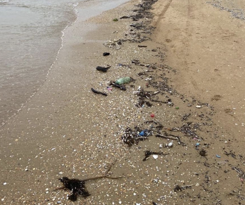 Еще в апреле многие пляжи Анапы были завалены мусором