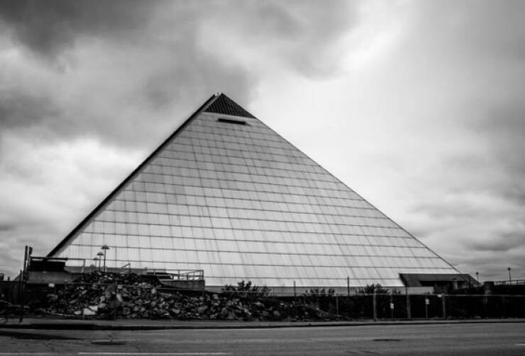 5. Заброшенная пирамида в Мемфисе, штат Теннесси, до того, как ее переоборудовали в магазин Bass Pro Shop