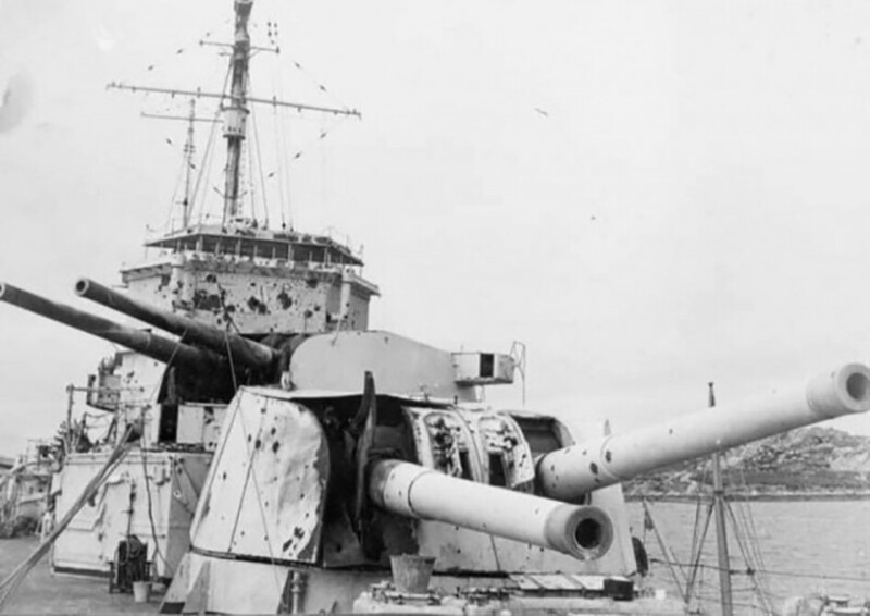Тяжëлый крейсер ВМС Британии "Эксетер". После знакомства с 283 мм артиллерией "карманного линкора "Граф Шпее" в сражении у Ла Платы. 1939 год