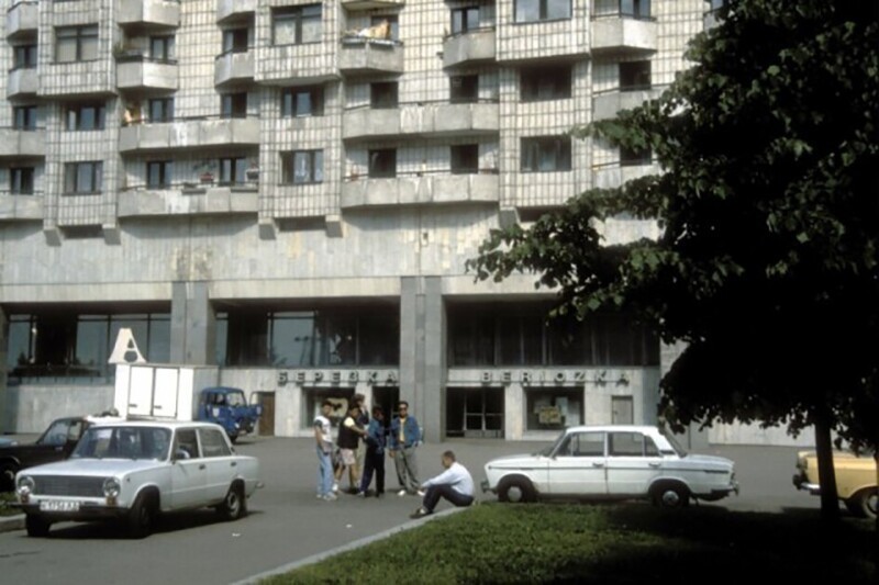 Фарцовщики у магазина «Берёзка» на Васильевском острове, Ленинград, 1991 год