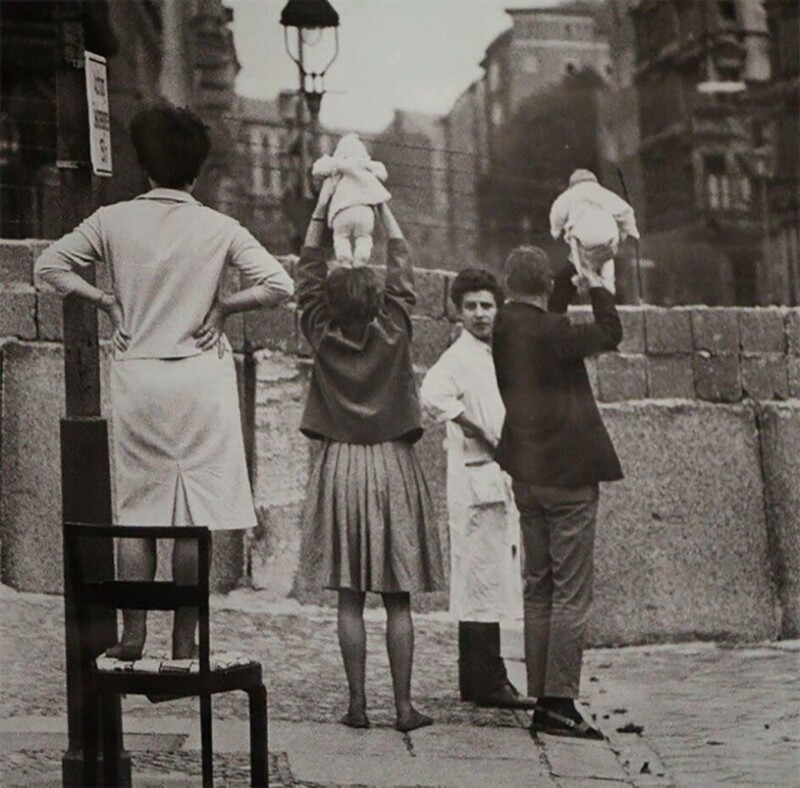 Жители Восточного Берлина показывают своих детей своим родителям в Западном Берлине, 1961 год.