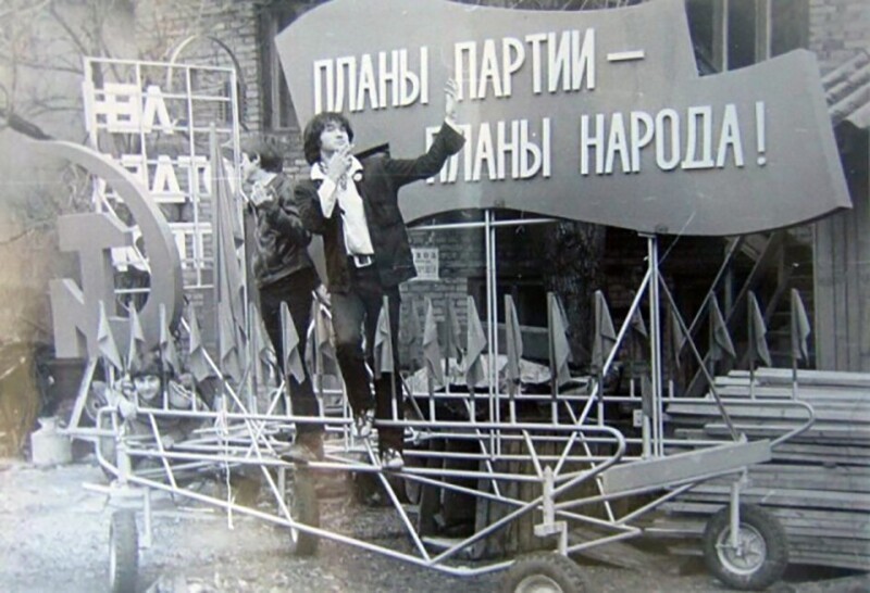 Виктор Цой около Финляндского вокзала. Ленинград, 1982 г.