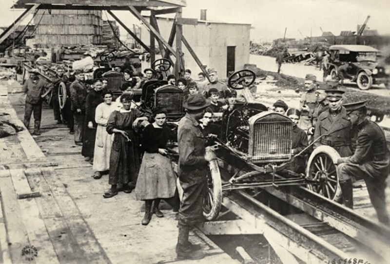 Женщины, работают на сборочной линии Ford под открытым небом, 1910-е годы.