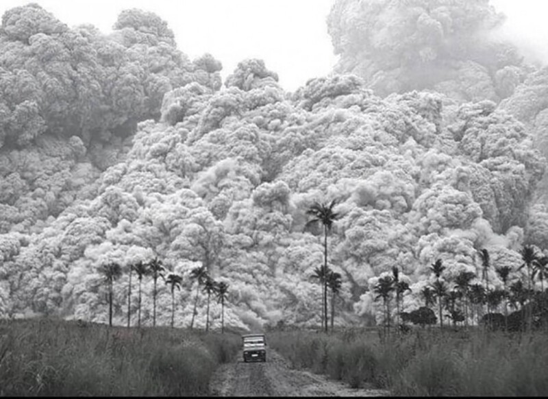 Водитель пикапа пытается сбежать от облака пепла, во время извержения вулкана Пинатубо на Филиппинах.