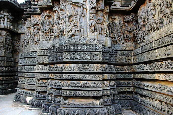 Каменная резьба индуистского храма Хойсалешвара