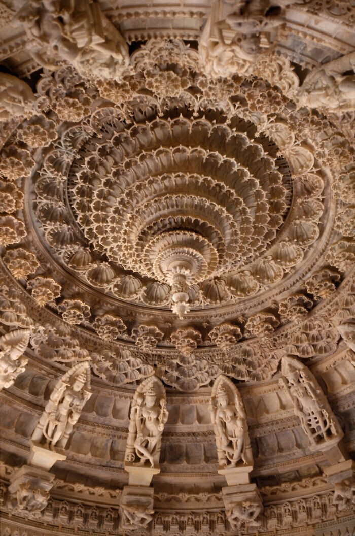 Джайнский храм Луна Васахи 13 века, полностью построенный из белого мрамора. Раджастхан, Индия