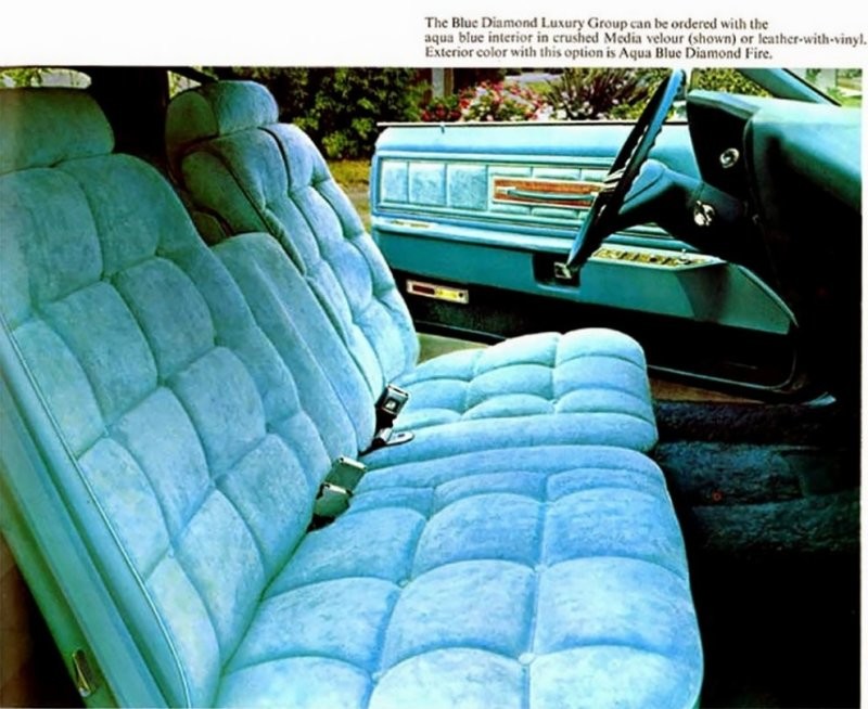 Американские роскошные автомобили 1970-х, переполненные велюром и бархатом