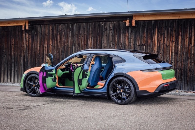 Porsche Taycan становится красочным арт-каром от дизайнера кроссовок