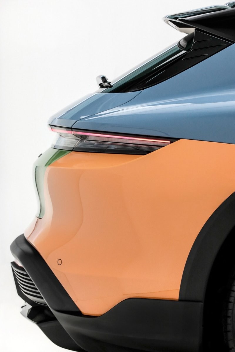 Porsche Taycan становится красочным арт-каром от дизайнера кроссовок