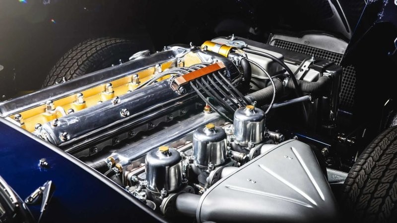 Jaguar Classic представил свой новый рестомод E-Type Roadster в эксклюзивном цвете