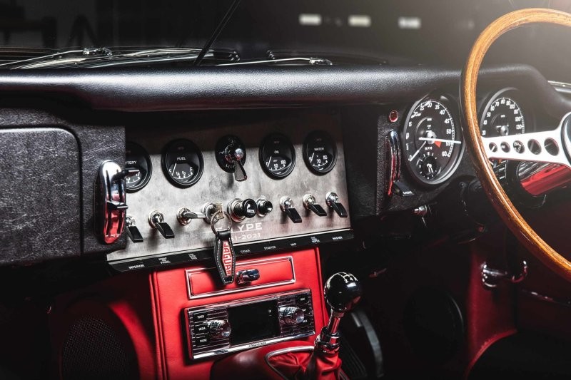 Jaguar Classic представил свой новый рестомод E-Type Roadster в эксклюзивном цвете