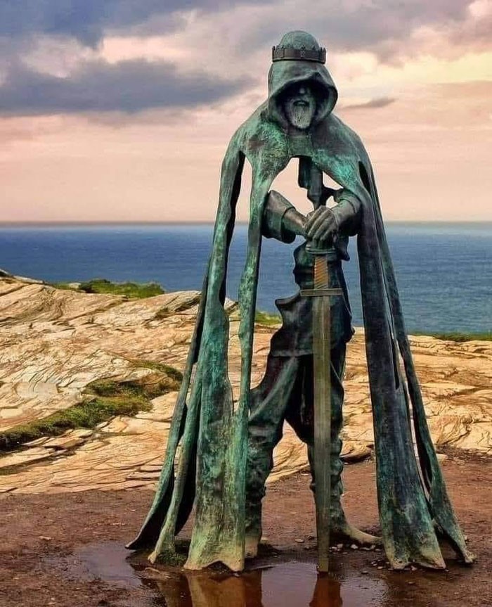 11. Статуя короля Артура в замке в Корнуолле