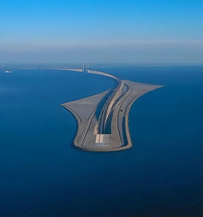 5. Мост, идущий из Швеции, превращается в подводный туннель и снова поднимается на поверхность в Дании. Удивительное чудо инженерии объединяет две страны.