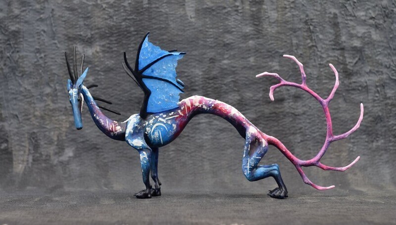 Девушка мастерит фигурки фантазийных существ из глины