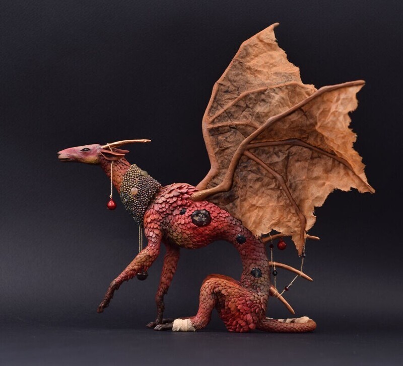 Девушка мастерит фигурки фантазийных существ из глины